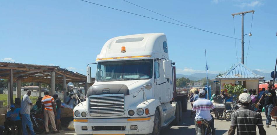 En este mes Haití prohibió la entrada a su territorio por vía terrestre de unos 23 productos dominicanos, condicionando su ingreso solo por vía aérea o marítima. La medida será efectiva a partir del 1 de octubre.