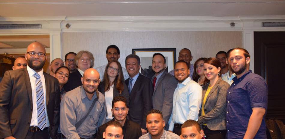 Reunión. El expresidente Leonel Fernández junto a los jóvenes emprendedores de origen dominicano.