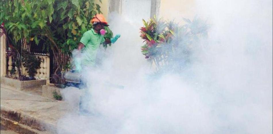 Salud Pública realiza campaña preventiva del dengue con fumigación en diferentes sectores de Santiago.