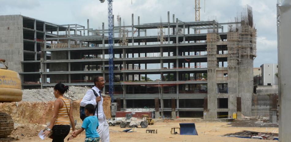 Salud Pública. Los trabajos de construcción del edificio principal del hospital Luis Eduardo Aybar está en etapas iniciales, mientros otros edificios están avanzados en un 80 por ciento.