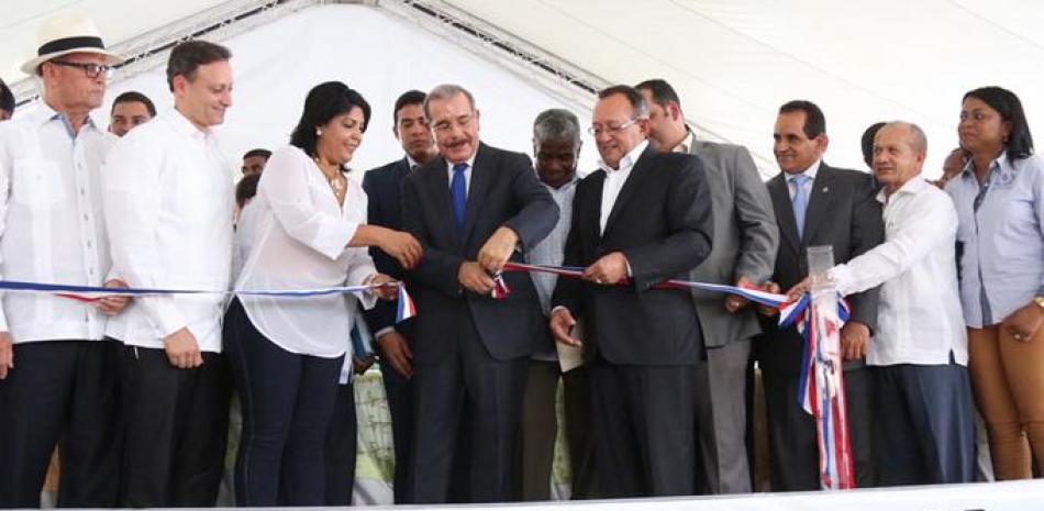 El presidente Danilo Medina corta la cinta inaugural de la Feria de la Piña en Cevicos, lo acompañan, entre otros, el ministro de Agricultura Ángel Estévez y el director del CEI-RD, Jean Alain.