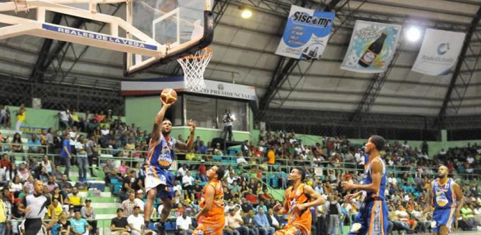 Edison Esquea, de La Matica, se eleva para encestar un canasto en acción del partido contra La Villa en el basket superior de La Vega.
