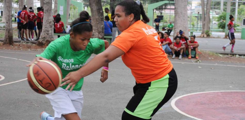 Un momento de acción de otro de los encuentros corrrespondientes al Torneo Nacional de Baloncesto Femenino U-18.