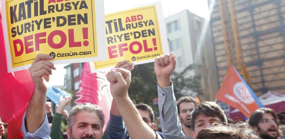 Solidaridad. Musulmanes gritan lemas contra Vladimir Putin, por las operaciones contra el Ejército Islámico en Siria, durante una manifestación en Estambul, Turquía, ayer.