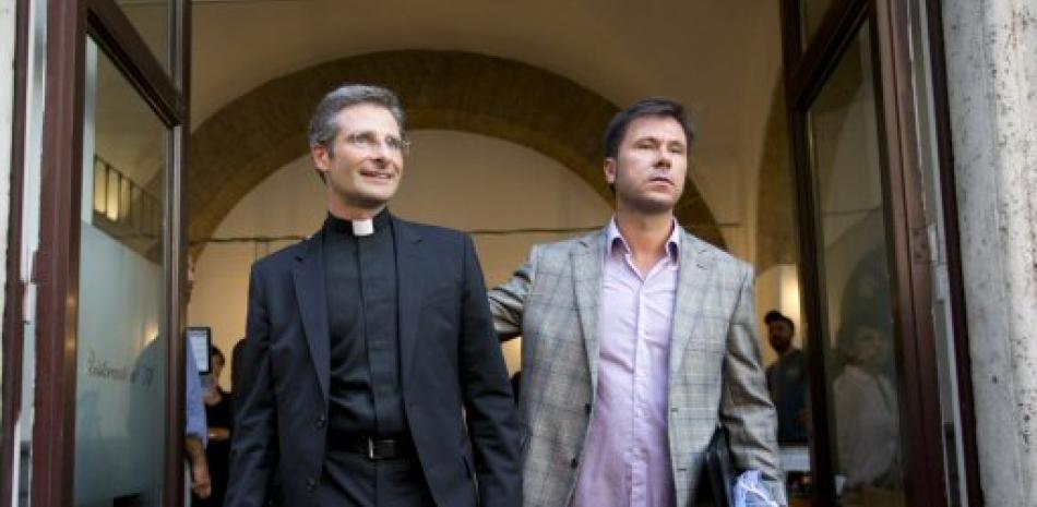 Monseñor Krzysztof Charamsa, a la izquierda, y su novio Eduard, cuyo apellido no fue proporcionado, posan para la foto a la salida de un restaurante al término de una conferencia de prensa en el centro de Roma. AP