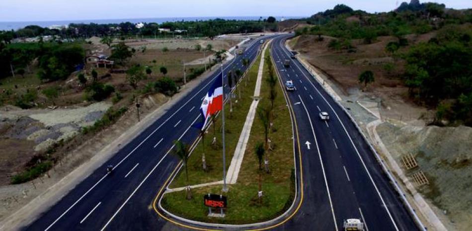 Obra vial. El presidente Medina inspeccionó ayer un tramo de la carretera Maimón–Puerto Plata.