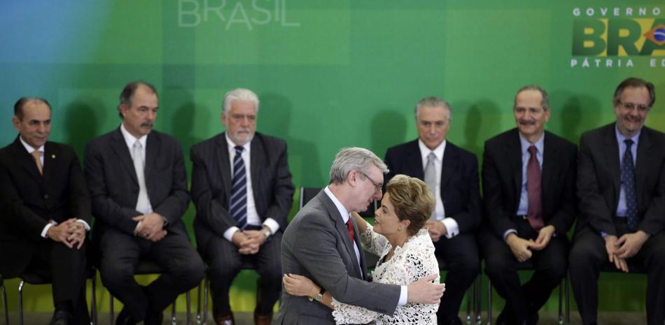 La presidenta brasileña, Dilma Rousseff, saluda el nuevo ministro de Ciencia y Tecnología, Celso Pansera (i), durante la ceremonia de juramento de diez nuevos ministros, en el palacio presidencial de Planalto en Brasilia hoy, lunes 5 de octubre de 2015.