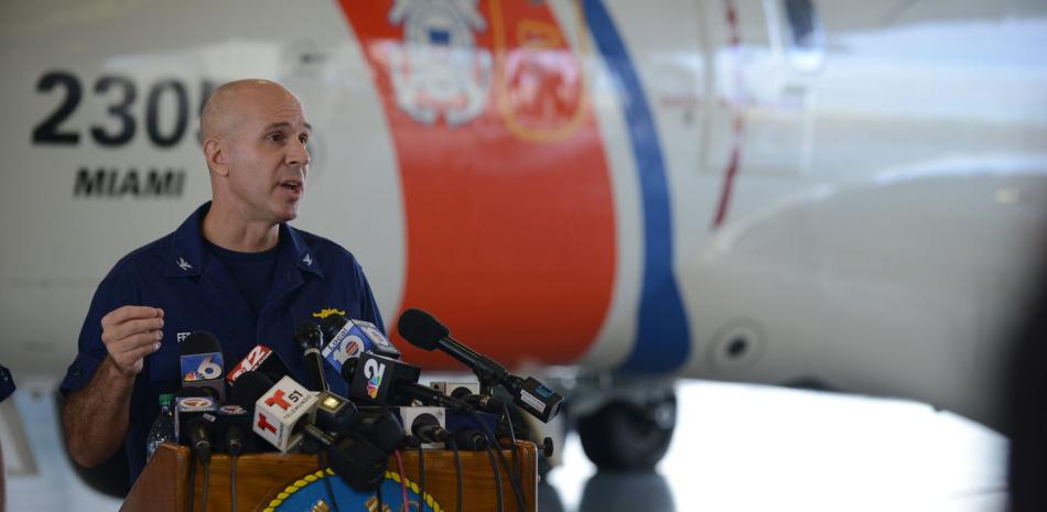 El capitán de la Guardia Costera de Estados Unidos, Mark Fedor, habla hoy, lunes 5 de octubre de 2015, en la estación aérea de la Guardia Costera en Opa Locka (Florida). EFE