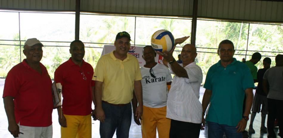 El vice ministro de deportes Enmanuel Trinidad Puello realiza el saque de honor en la apertura de los juegos provinciales de la provincia Samaná.