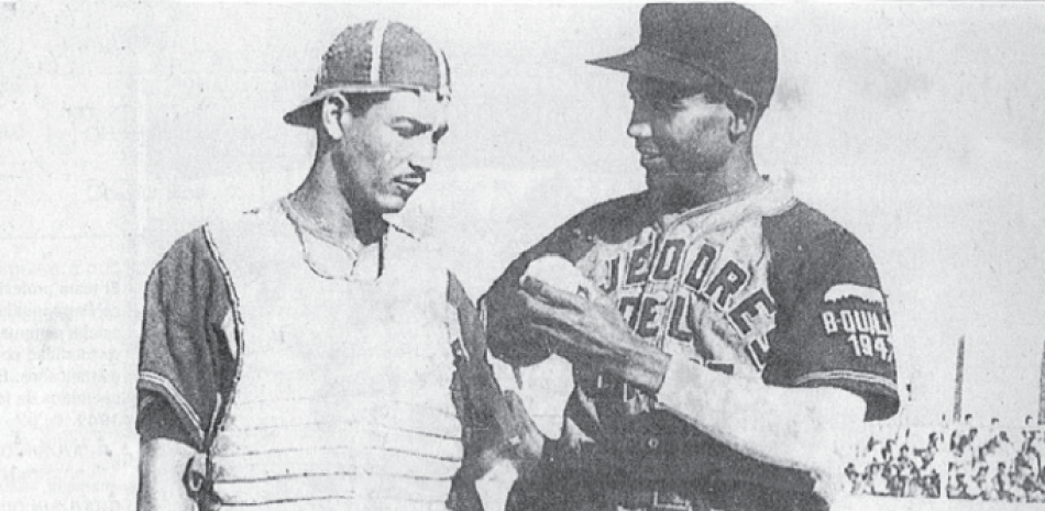 La batería de luxe de los Tejedores del “Filtta” en el béisbol profesional de Colombia de 1947. Vicente Scarpatte (izquierda), cátcher y Guayubín Olivo, pitcher. Estos dominicanos impusieron calidad en en aquella pelota. El zurdo noroestano debutó dando nueve ceros.