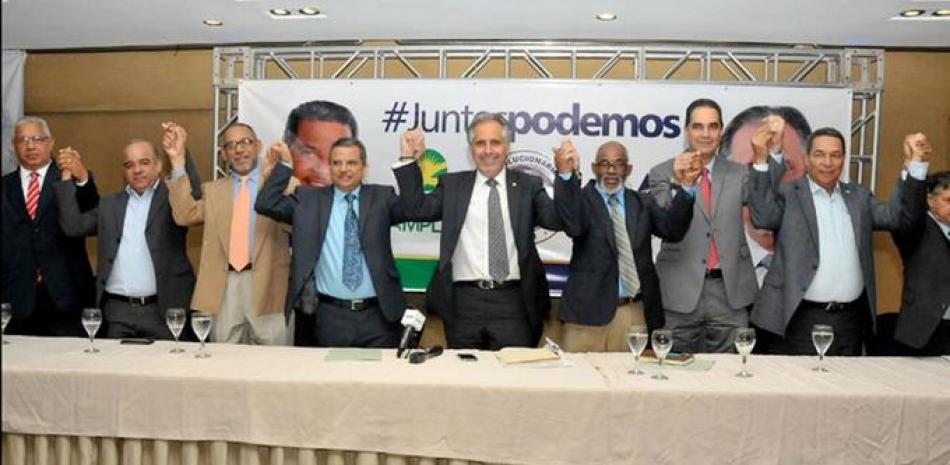 Elecciones. Fidel Santana y la dirigencia del Frente Amplio levantan las manos de Alberto Atallah, precandidato a senador del PRM en el DN.