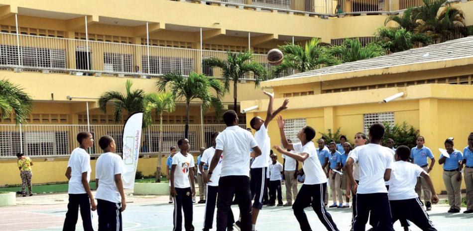 Un momento de acción del torneo de baloncesto interescuelas que auspicia Nestlé Dominicana.
