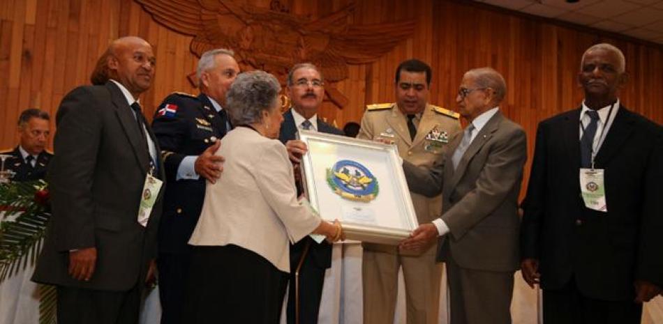 Celebración. El presidente Danilo Medina participó en un acto con motivo al Día del Retirado en honor a los militares retirados.