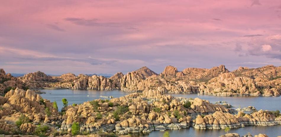 Atardecer. Rocas de granito en el lago Watson, en Arizona.