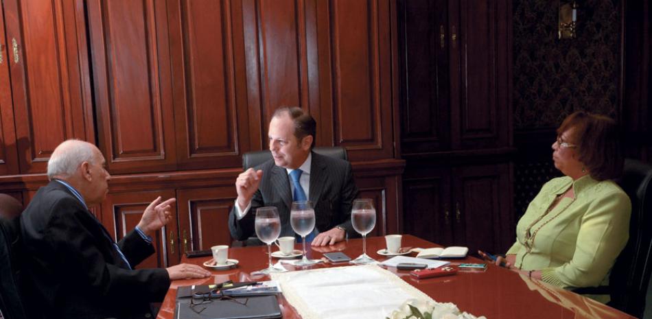 Encuentro. Gaetan bucher, presidente de la Cámara de Comercio Domínico-Suiza; Juan Guiliani Cury y Cándida Acosta.