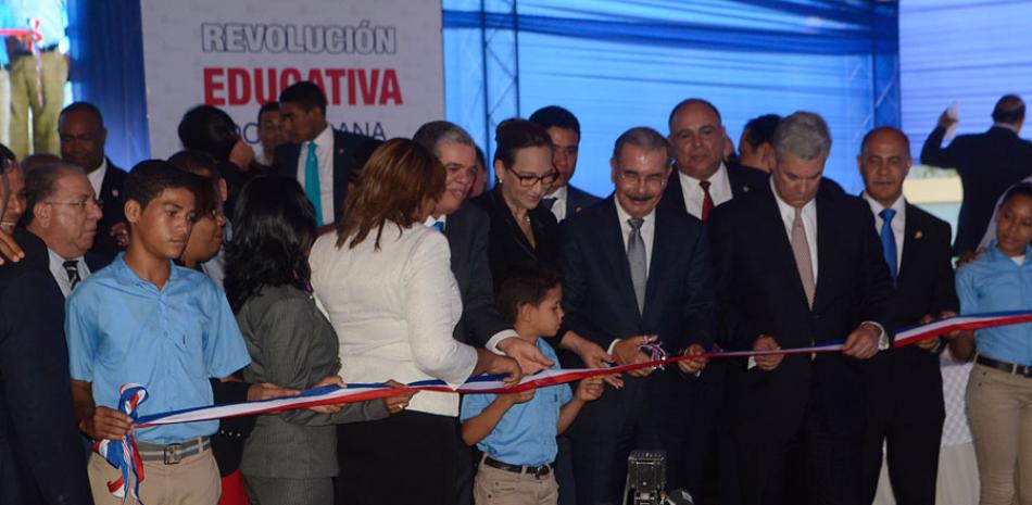Corte. El presidente Danilo Medina deja inauguradas los dos nuevas escuelas en las comunidades de Tamboril y Canca la Piedra.