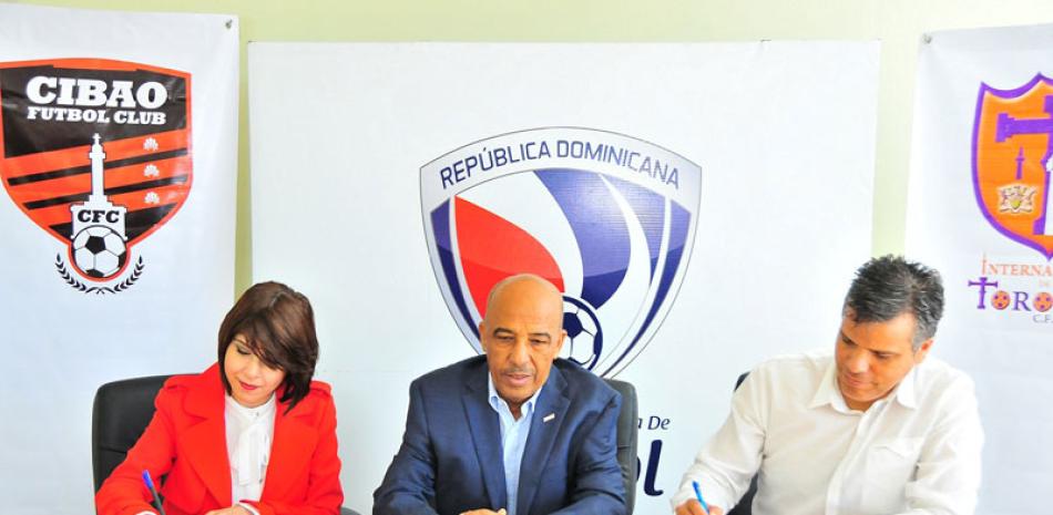 Lissa Tobal, de Cibao FC; Félix Ledesma, director general de la LDF, y Juan Carlos Gastón, del Internacional de Toronto.
