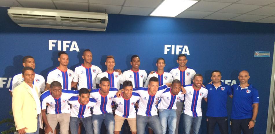 Integrantes del equipo dominicano de fútbol que salió ayer a Brasil para jugar un amistoso con el equipo olímpico de esa nación.