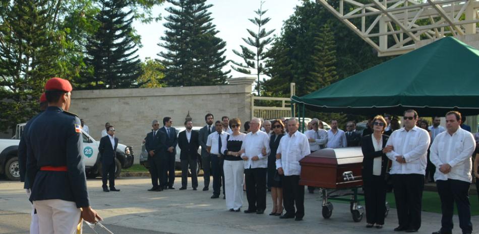 Sepelio. Los restos del exministro de Turismo, Fernado Rainieri Marranzini, fueron sepultados en el cementerio Puerta del Cielo.