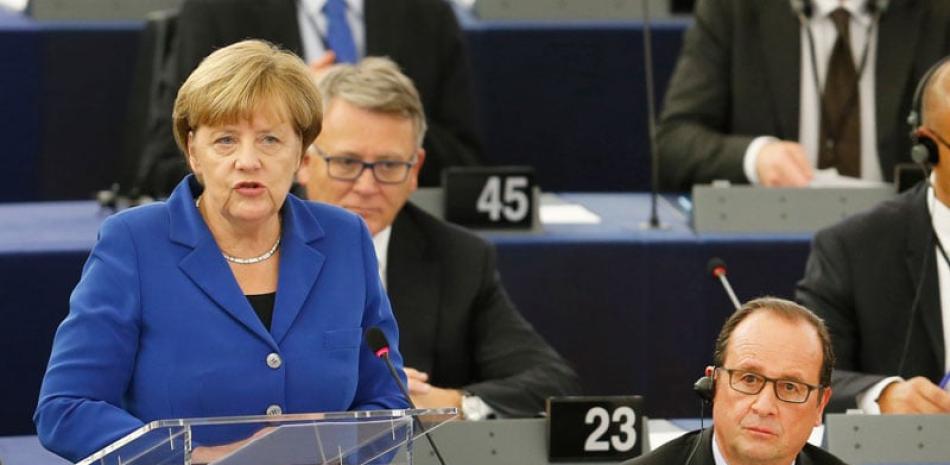 Discurso. La canciller alemana Angela Merkel pronuncia su discurso, junto al presidente francés, Francois Hollande, ayer en el Parlamento Europeo.
