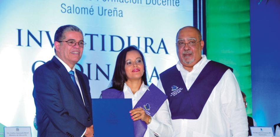 El ministro de Educación, Carlos Amarante Baret, y el rector del Isfodosu, Julio Sánchez Maríñez, entregaron los títulos durante investidura a 794 nuevos profesionales de la educación.
