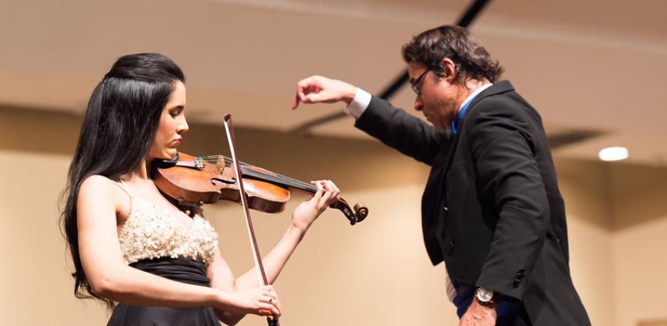 Violinista. Aisha Syed con gran acogida en su gira por Brasil.