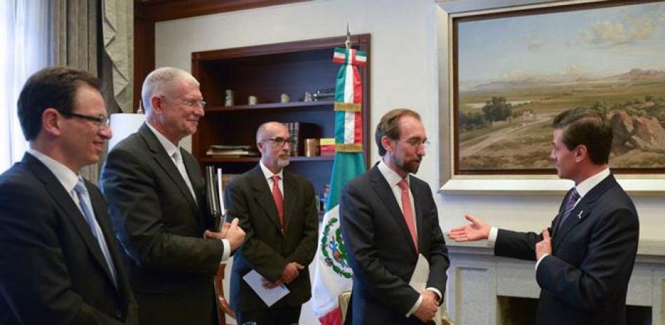 Visita. El presidente Enrique Peña Nieto, derecha, recibe al Alto Comisionado de la Organización de las Naciones Unidas para los Derechos Humanos, Zeid Ra’ad Al Hussein (c), hoy, miércoles 7 de octubre de 2015, en la Residencia Oficial de Los Pinos,