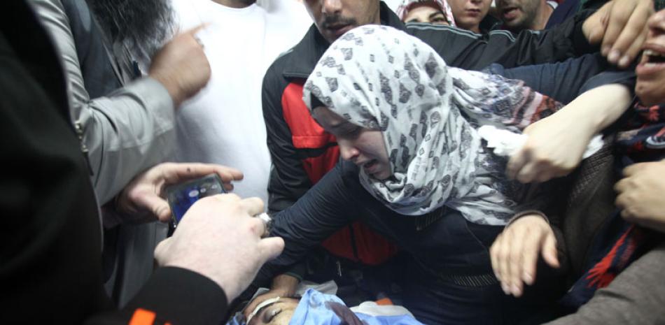 Ataques. El cuerpo del palestino Mohammed Fares al-Jaabari es llorado por una mujer en la Franja de Gaza.