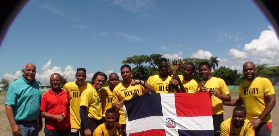 El Ministro Jaime David Fernández Mirabal figura con el equipo de República Dominicana Dominicana que ganó la Copa Quisqueya de Rugby.