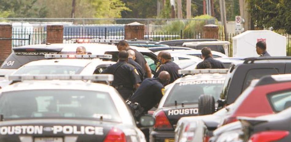 Violencia. La policía vigila la Universidad del Sur de Texas.