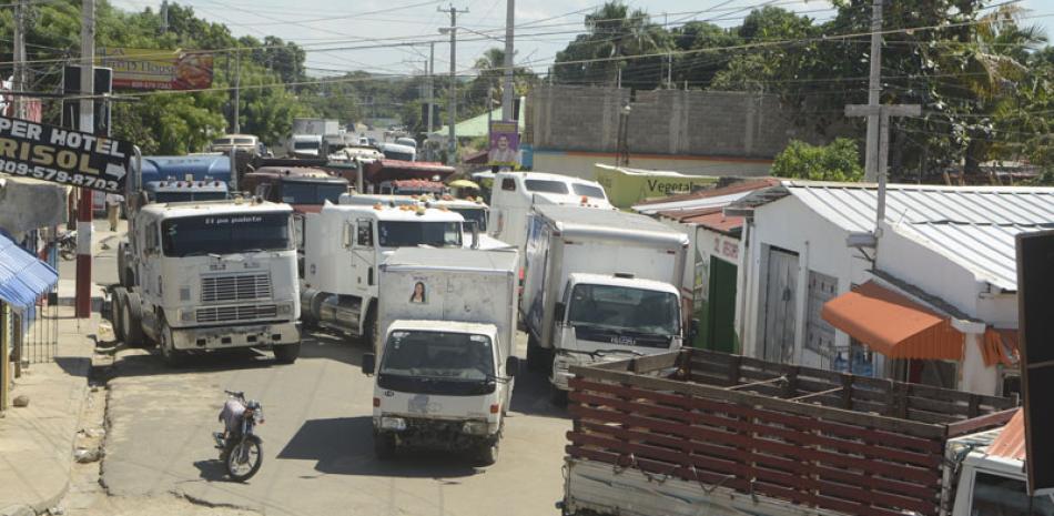 Camioneros bloquearon ayer la calle Gastón Deligne, que da acceso a la entrada del mercado binacional y al paso fronterizo en Dajabón.
