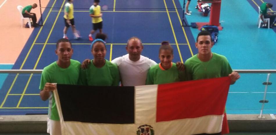 Desde la izquierda, César Brito, Nairobi Jimenez, Thobaric de la Mota (entrenador), Bermary Polanco y Argenis Mariñez en el Colombia International 2015.