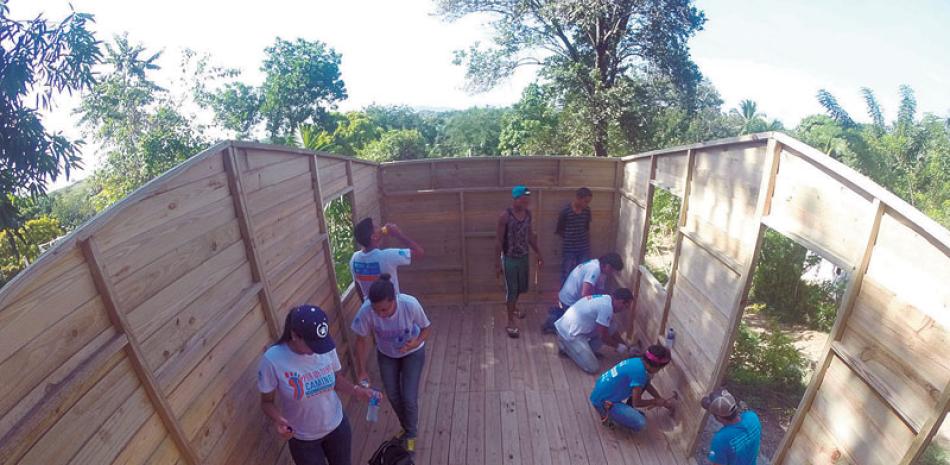 Voluntarios. Se sumaron a los trabajos de construcción.