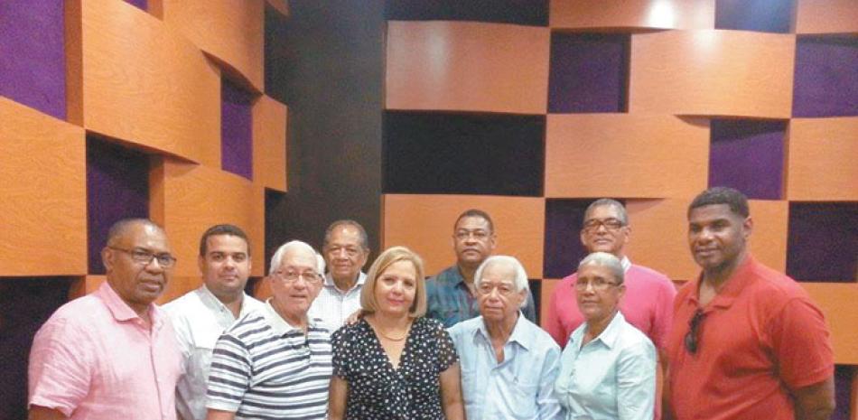 Parte de los inmortales presentes y directivos del Pabellón de la Fama ayer en los ensayos del 49 Ceremonial de la Fama que será celebrado hoy domingo. Desde la izquierda, Miguel Montilla, Horacio Veras hijo, Arturo Morales, Víctor Hansen, Generoso Montero y Félix José. Delante y en el mismo orden, el doctor Luis Scheker Ortiz, Lourdes Echavarría viuda Veras, Carlos Lamarche Rey y Quisqueya Morales viuda Dorciné.