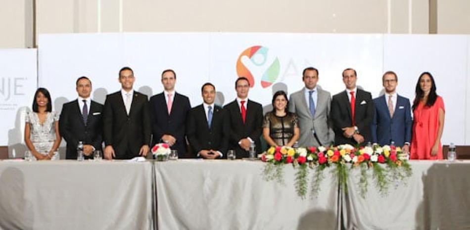 Nueva directiva. Osvaldo A. Oller Bolaños, presidente electo de ANJE octubre 2015-2016 y los miembros que le acompañarán.