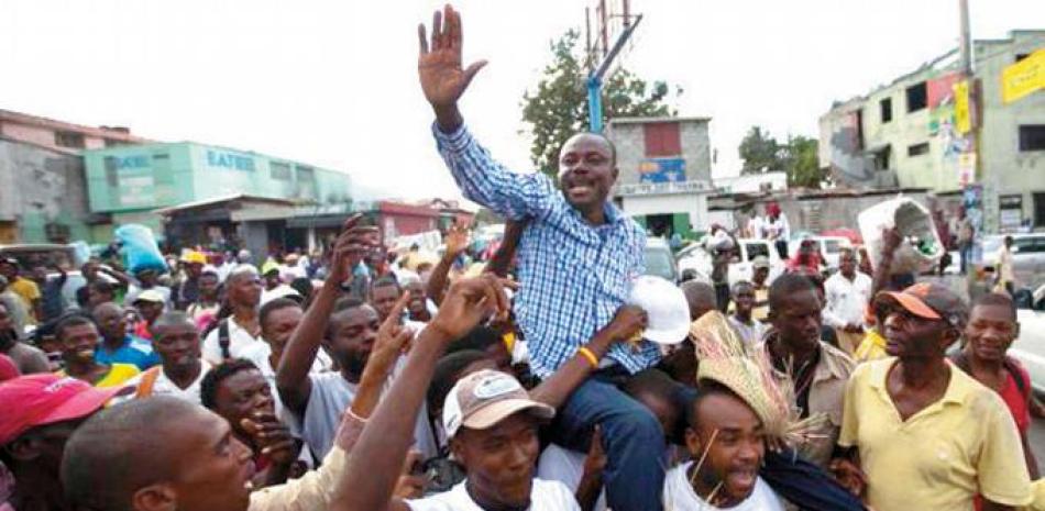 Campaña. El candidato presidencial Moise Jean Charles, del partido político Platform Pitit Dessalines, es cargado por partidarios durante un acto de campaña en Puerto Príncipe, el sábado pasado. AP