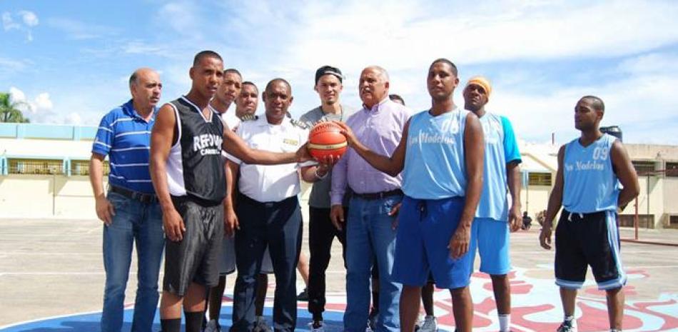 Rigoberto Mendoza, miembro de la selección nacional de baloncesto, junto al ministro Jaime David Fernández Mirabal, Fernando Teruel, Santos Ceballos, hizo el saque de honor en la apertura del torneo de basket para internos del centro de Najayo.
