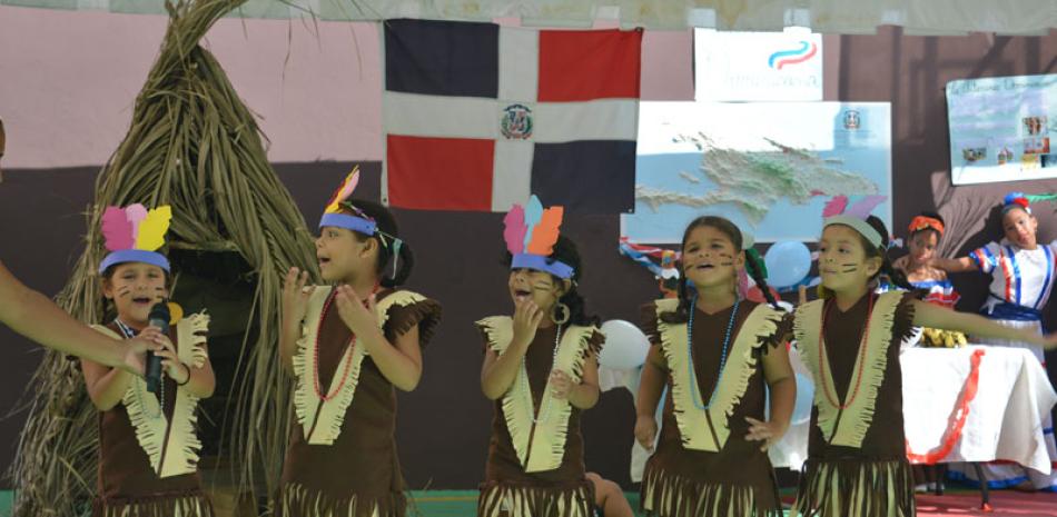 Representación. La obra de Colón y la reina fue interpretada por básica junto a diferentes bailes de grupos de estudiantes.