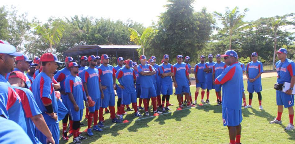 Miguel Tejada conversa con un grupo de jugadores del preseleccionado dominicano previo a uno de los entrenamientos del mismo.