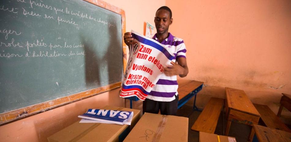 Proecso. Un haitiano prepara el material electoral.