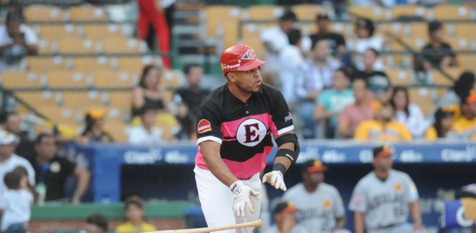 Ardiendo. Ronny Paulino, del Escogido observa la trayectoria del segundo de los tres hits que disparó ayer domingo contra las Águilas en el estadio Quisqueya Juan Marichal.