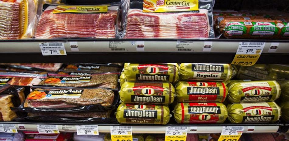 Vista de una alacena repleta de salchichas y bacon precocinado en un supermercado de Washington, Estados Unidos hoy 26 de octubre de 2015. EFE