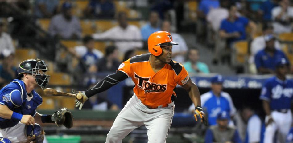 José Constanza, de los Toros del Este, mira la pelota después de batear por el centro del terreno un rodado que se coló de hit al bosque central, clave para remolcar carrera.