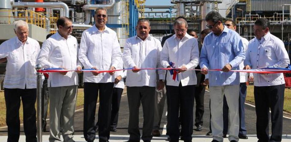 Ceremonia. El presidente Danilo Medina durante el corte de cinta junto a Félix Jiménez, Simón Lizardo, y directivos de la Refinería Dominicana de Petróleo.