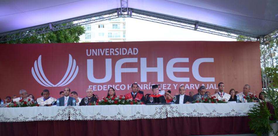 Acto. Mesa que reúne a rectores, autoridades de la UFHEC y otras personalidades invitadas ayer a la ceremonia de graduación.