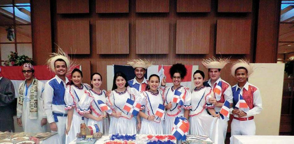 Con los trajes típicos de República Dominicana posan sus respresentantes. Se trata de la presentación cultural del país, que incluyó bailes, comida y souvenirs.