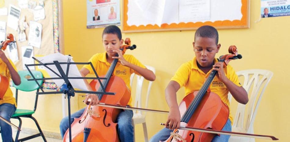 Los niños son instruidos en base a tres instrumentos: el violín, la viola y el violonchelo.