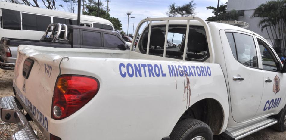 Evidencias. Además de propinar golpes a los miembros del Equipo de Interdicción Migratoria, los haitianos causaron daños de consideración a esta camioneta, marca Mitsubishi, en la que se realizaba el operativo. Terminó con cristales rotos y abolladuras diversas.