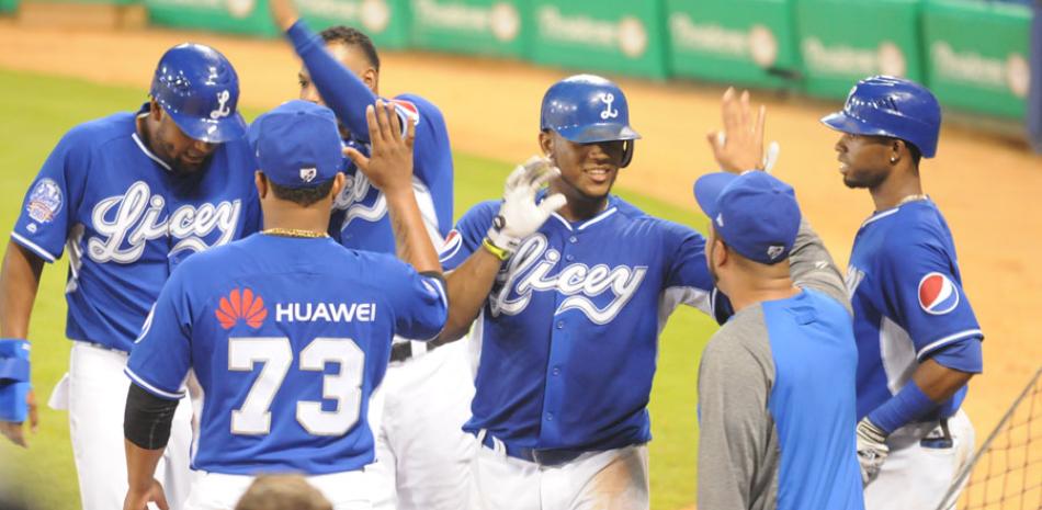 Rymer Liriano, del Licey, es recibido por sus compañeros de equipos luego de disparar cuadrangular de tres carreras.