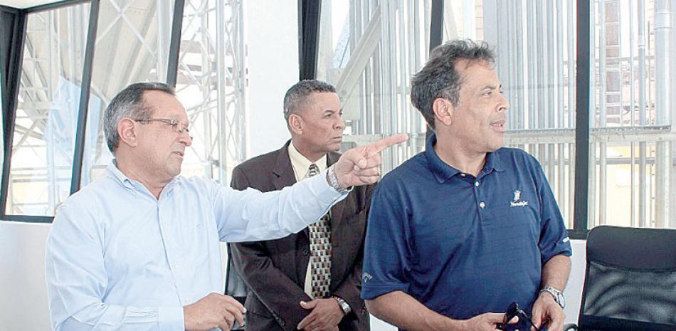Ángel Estévez, ministro de Agricultura, durante el recorrido acompañado de Miguel Lajara.